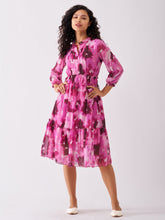 Robe à col en V en mousseline de soie rose clair à pois